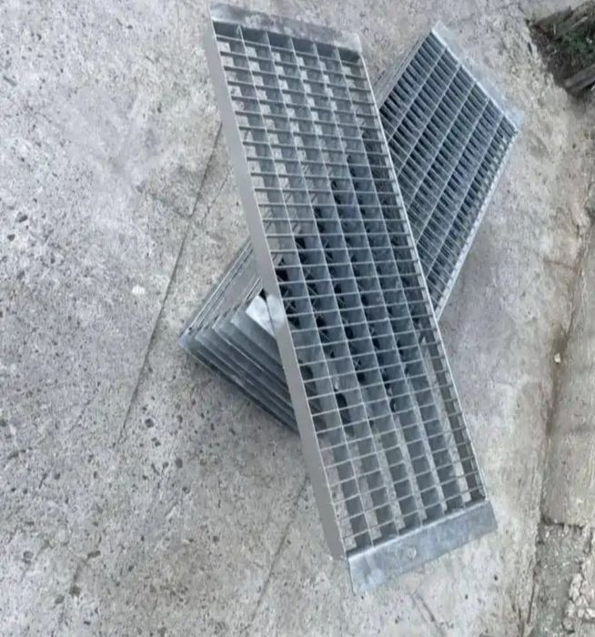 Vând grătare zincată avem și trepte pentru spălătorii și pentru scări