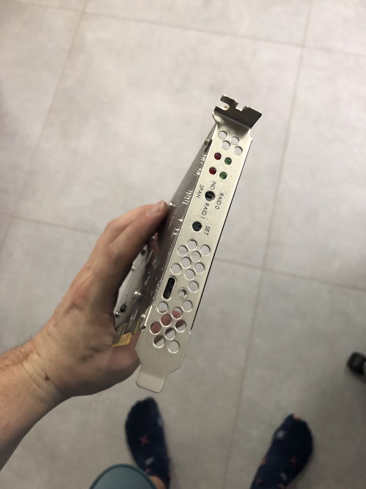 Vand placa pciex4 pentru 2 sdd/hdd sata