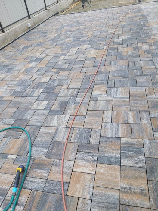 Montaj pavaje borduri rigole piatra travertin județul Iași