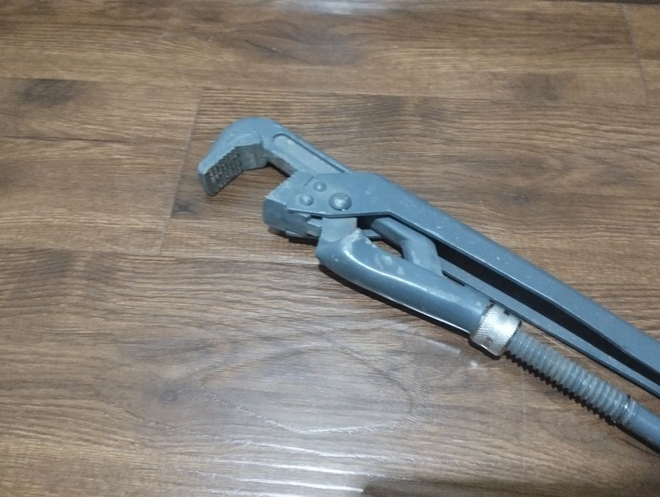 Разводной ключ для сантехники