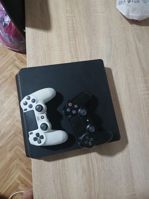 Ps4 slim cu 2 controlere