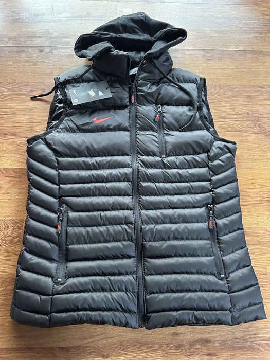 Мъжки,черен елек Nike със сваляща се качулка и ципове на джобовете
