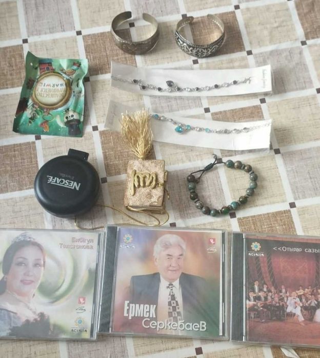 Подарки, браслеты, подвески, ретро СД-диски и др.