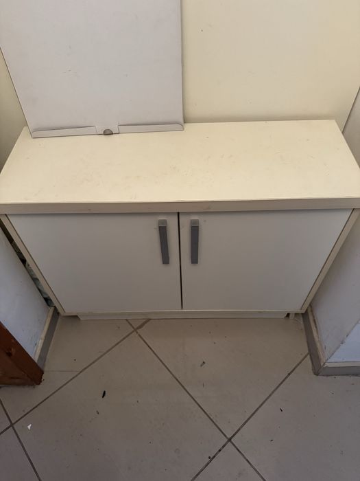 Шкаф за обувки и закачалка за дрехи