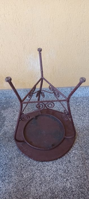 Scaun vechi din metal