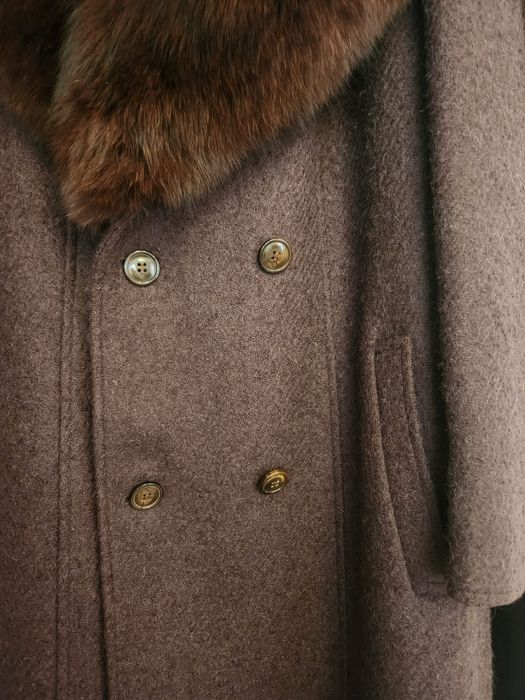 Palton din stofă cu blana la gât