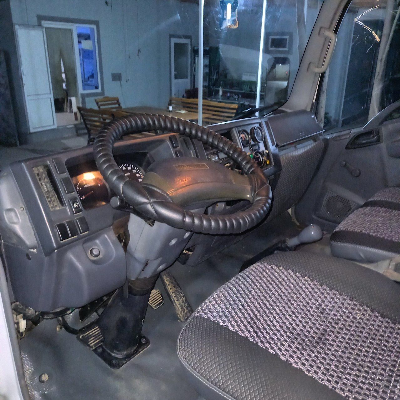 Uz  Otoyul,  Isuzu.