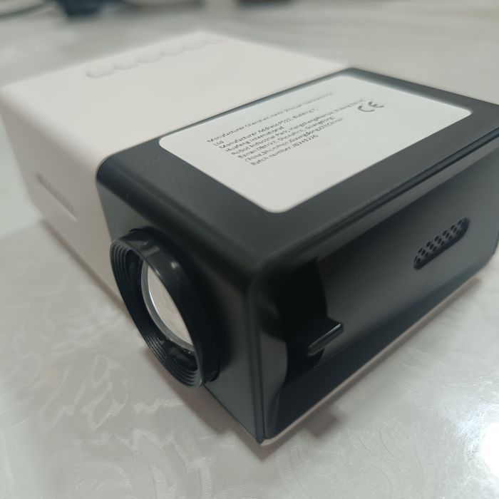 Проектор изображения на стену.