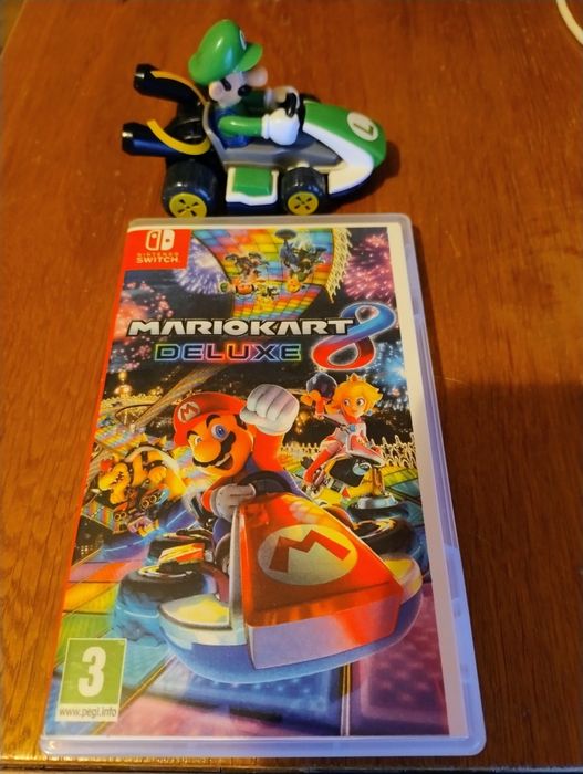 Nintendo Switch: Mario Kart 8 Deluxe +figurina Luigi Kart+collectibles