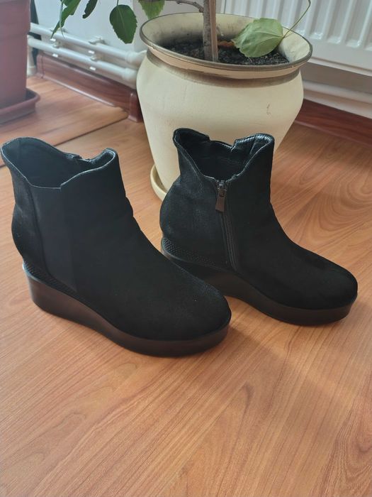 Vand Ghete de Dama cu pietricele, din piele intoarsa marime 38