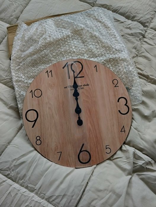Стенен часовник , дърво и черни цифри