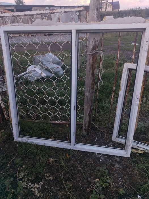 Продаются платиковые б/у окна, дверь
