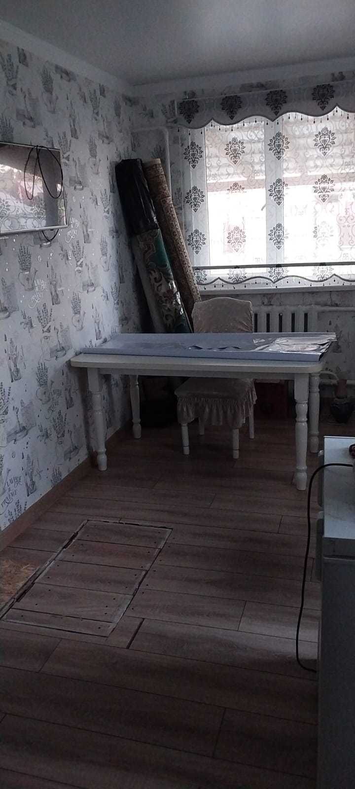Кухонный стол до 4 персон