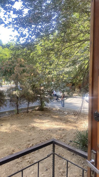 Продается 1комнатная переделанная в двухкомнатную первая линия на кара