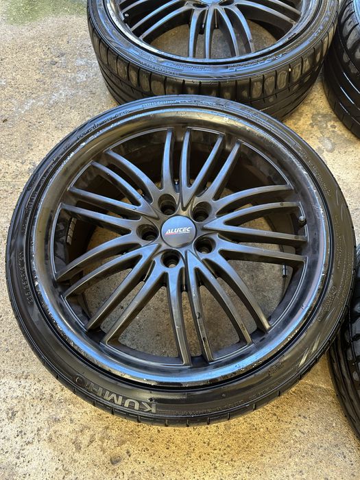 Jante Alutec negre echipate cu anvelope Kumho în stare bună