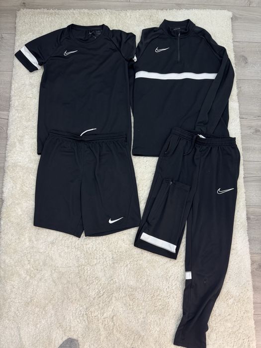 Продам сост. идеаленое оригинал Nike 147/158 рост за всп 10000 тенге