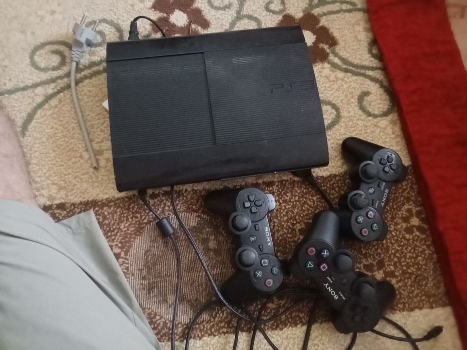 Плестейшн 3 с тремя джойстиками и с дисками