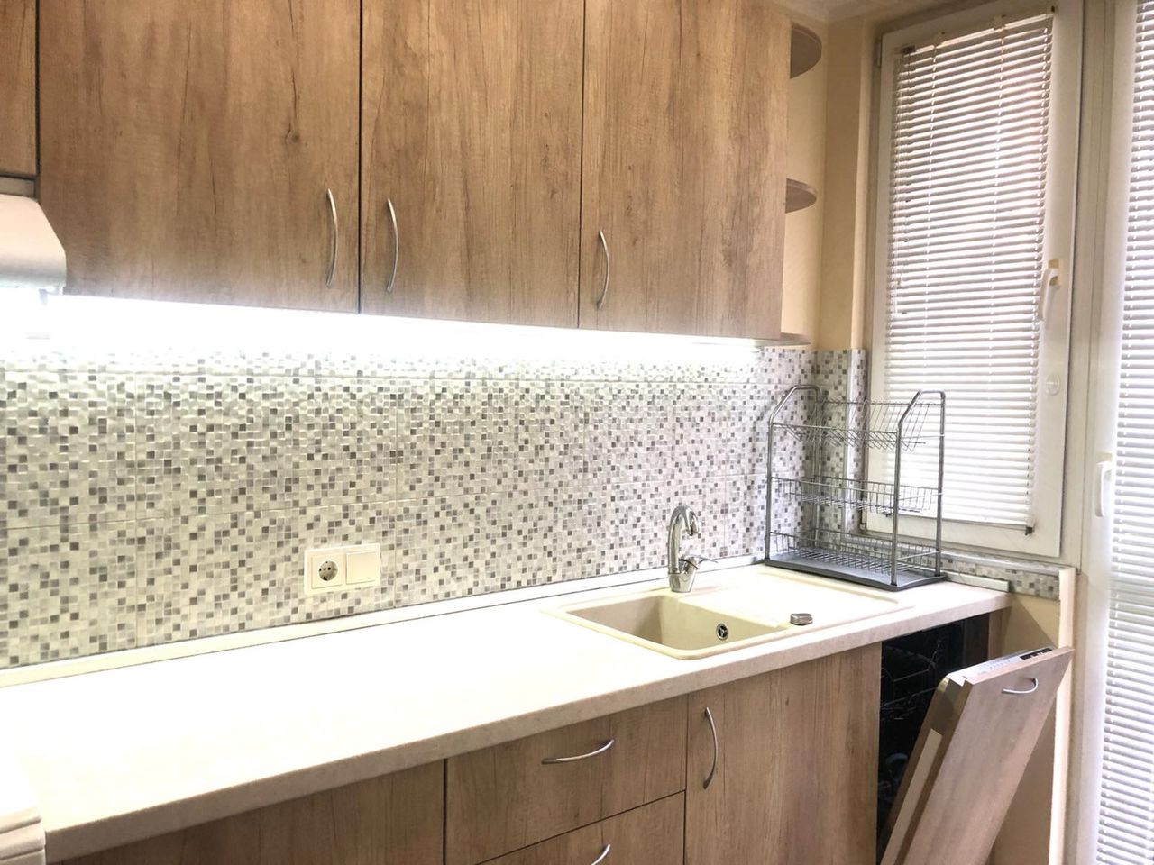 Дава се под наем Тристаен апартамент в Шумен, Център - 80 кв.м за 408 € - Снимка #5