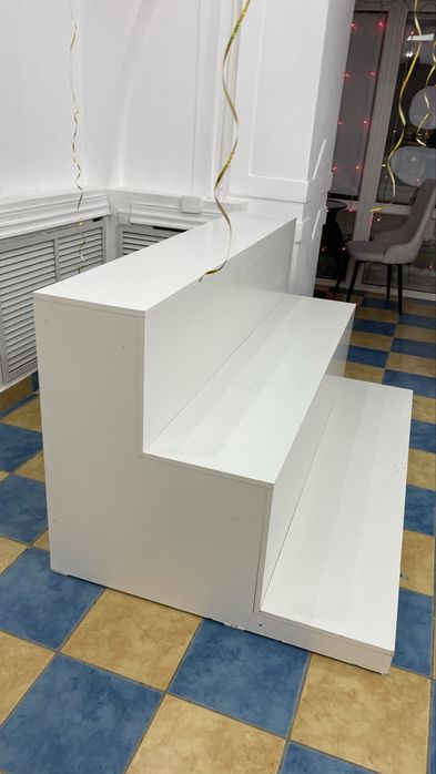 Продам витрина этажерка 25.000 тг окончательно. Сост отличное.