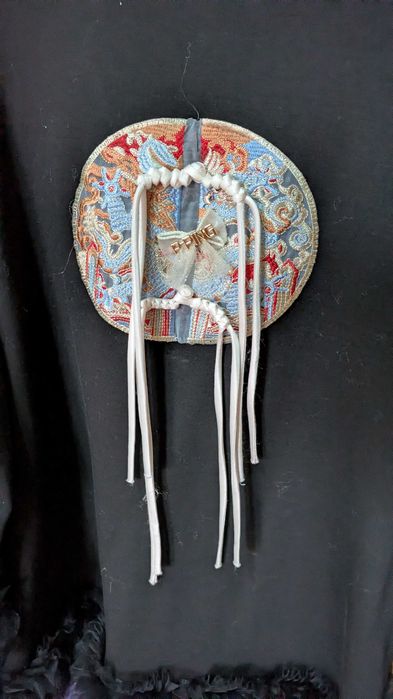 Rochie supradimensionată cu volane si șnururi albe