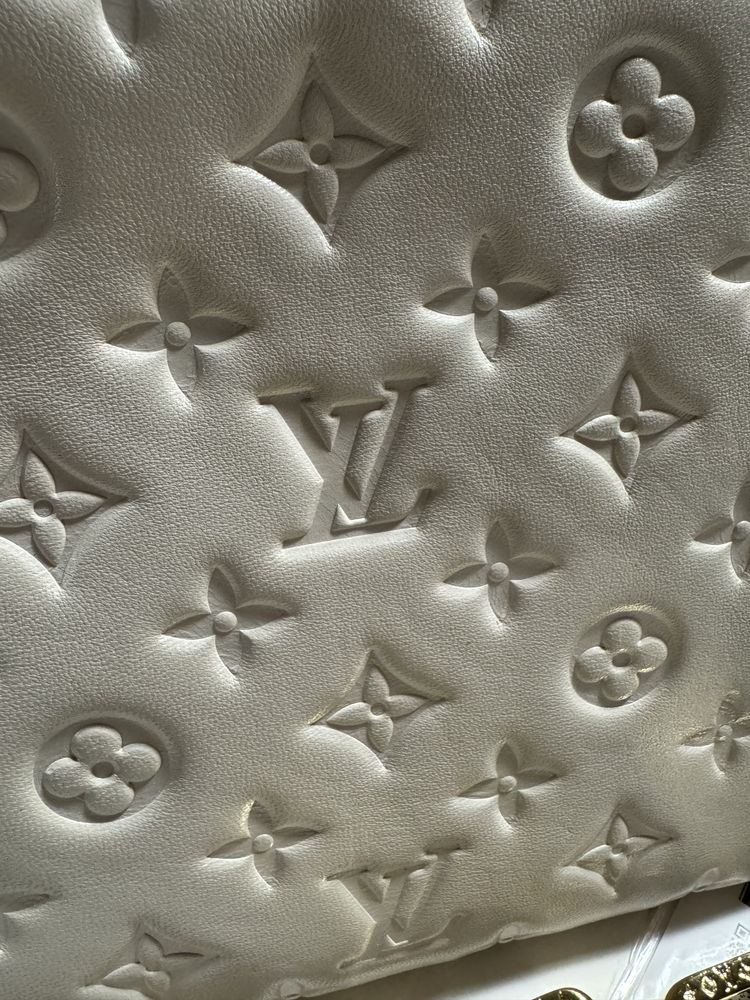 Чанта-Louis Vuitton Coussin PM естествена кожа