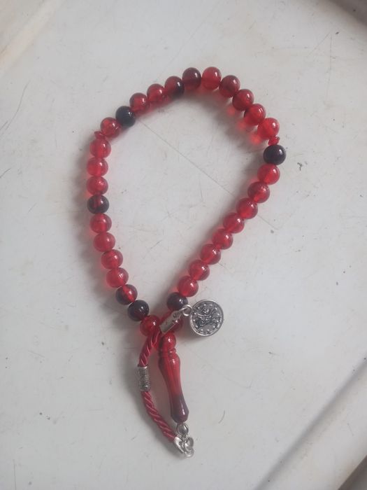 Броеница Със червен Конец