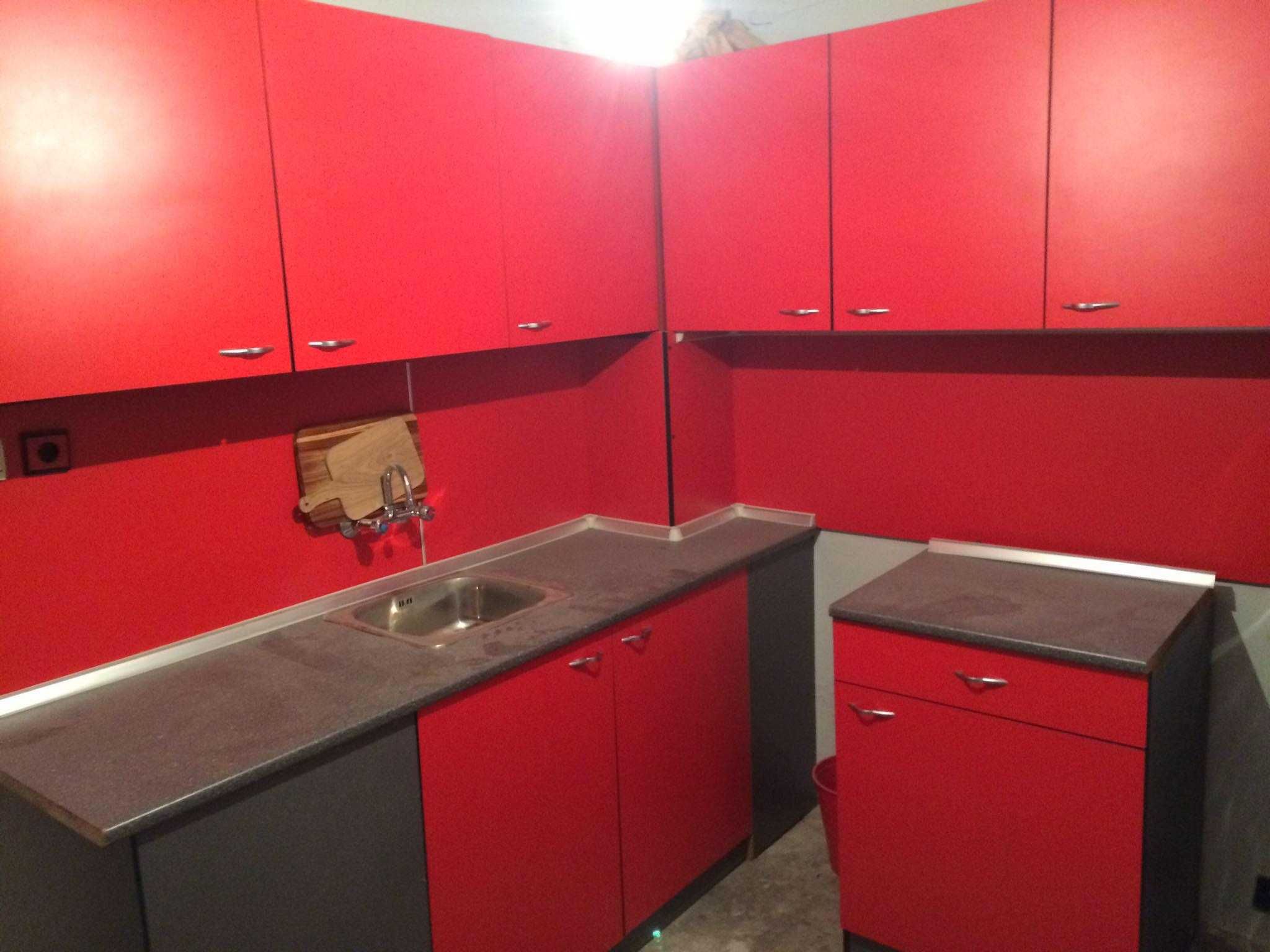 Нови кухненски шкафове, в червено и тъмно сиво - горни и долни.