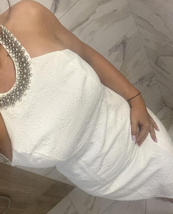 Бяла рокля с камъни