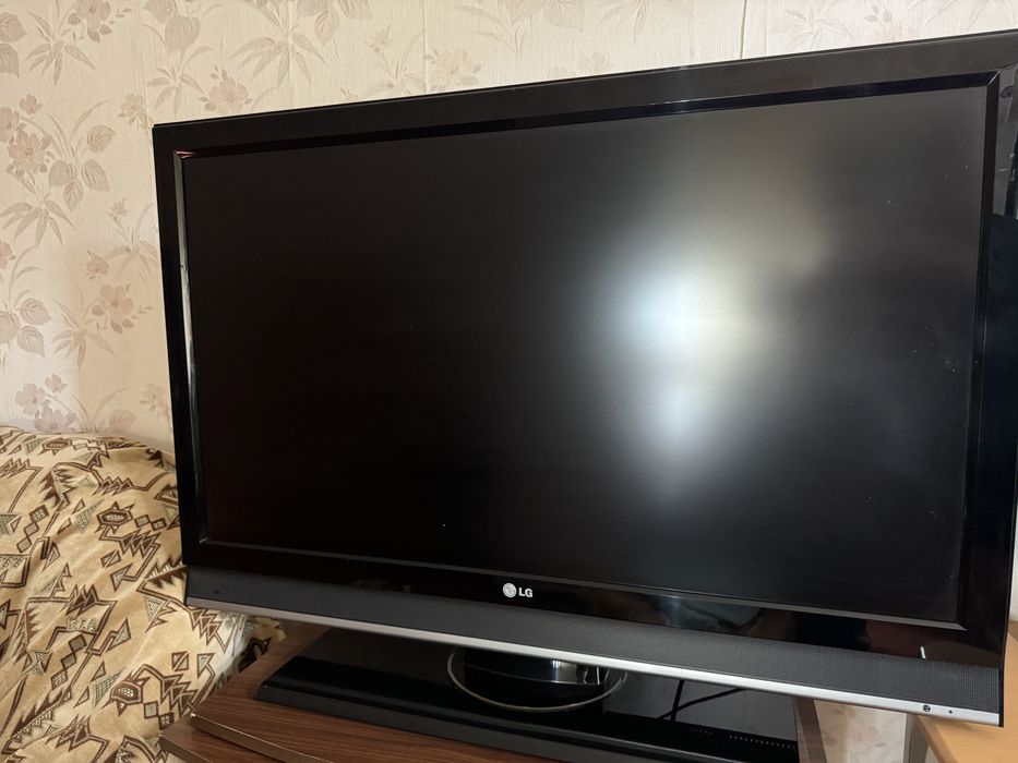 Телевизор LG 108 см — отличное состояние, изображение чёткое