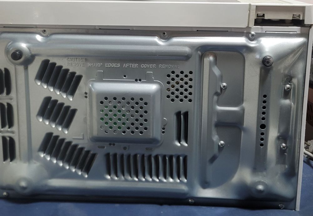 В новом состояние корейская микроволновка LG 23л без дефектов