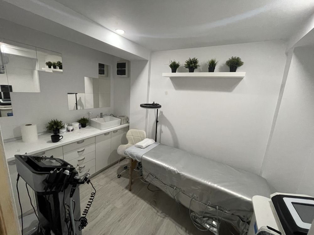 Afacere la cheie Vand spatiu comercial amenajat salon de infrumusetare