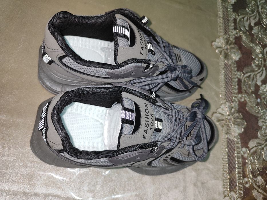 Серые спортивные кроссовки