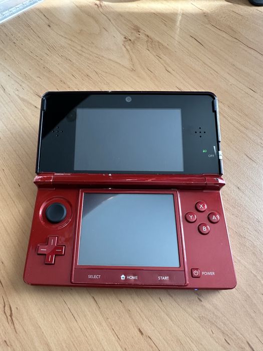 De vanzare Nintendo 3ds rosu modat, cu incarcator si husa