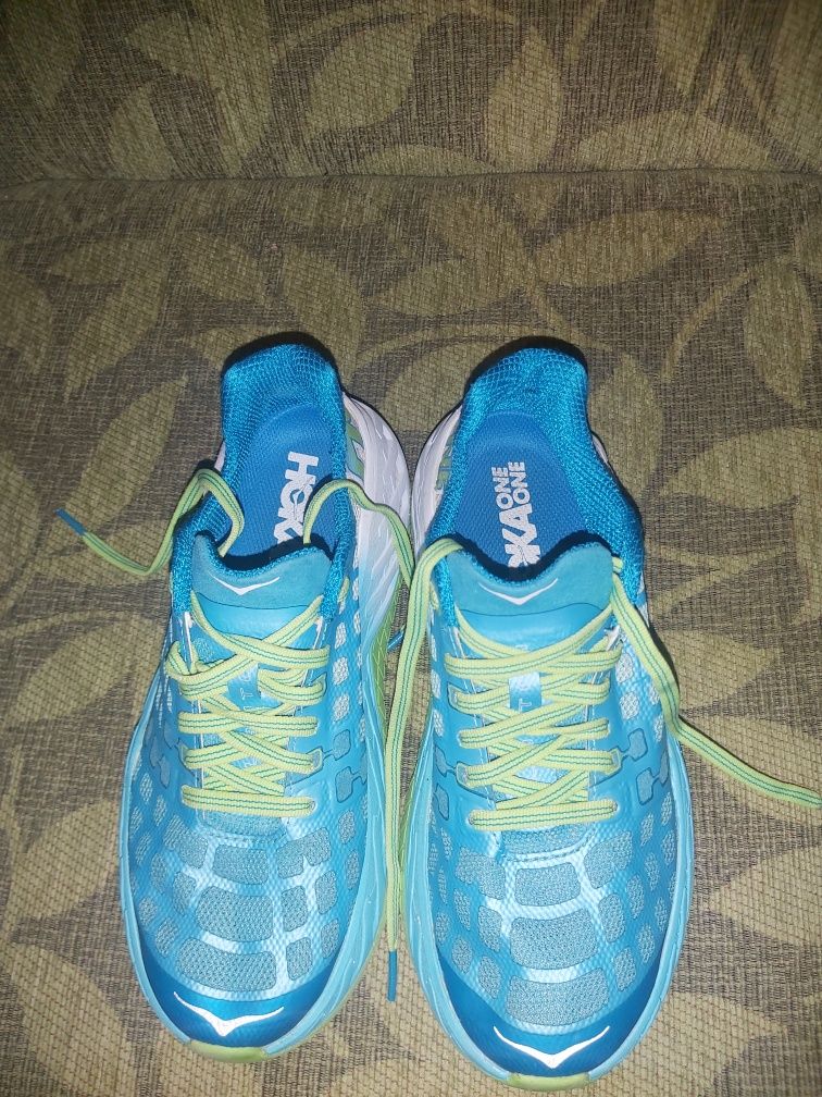 Маратонки HOKA, Nеw Balance и Diadora