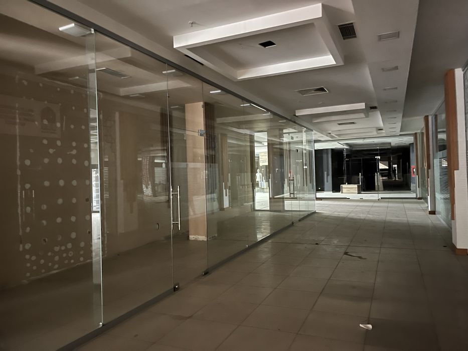 Стеклянные двери перегородки витрины для магазинов и бизнес центров