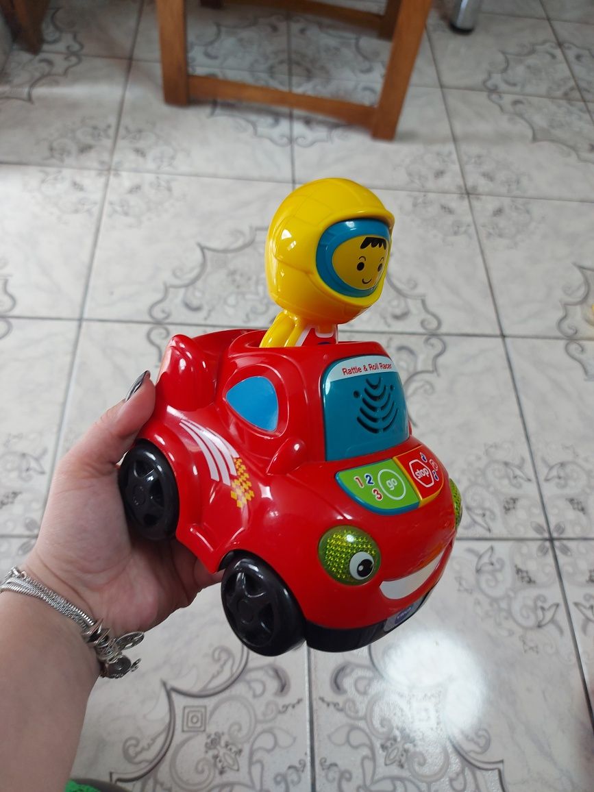 Masinuta vtech cu sunete și lumini și omulet detașabil.