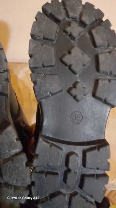 Продается детская обувь.