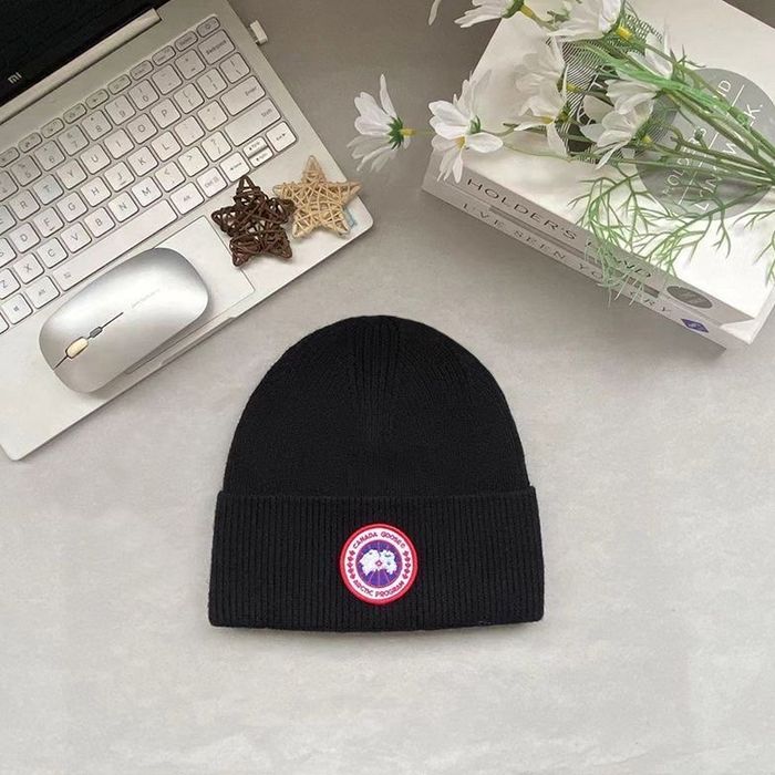 Шапка Canada Goose в черном цвете