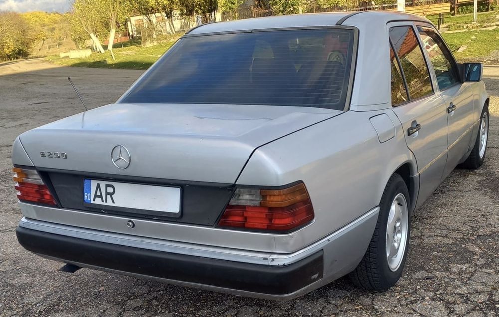 Mercedes E250   W124
