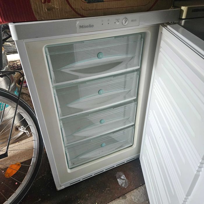 ФРИЗЕРиХЛАДИНИК малък четири чекмеджета