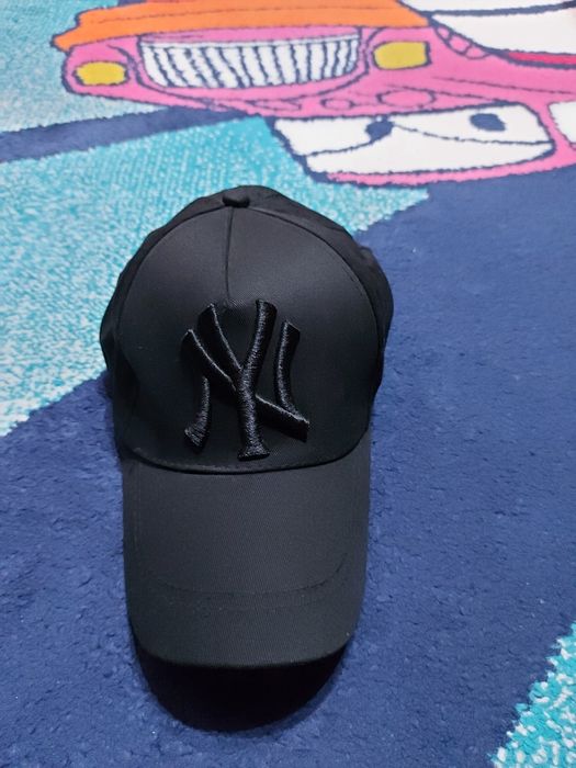 Vand 2 șepci new era