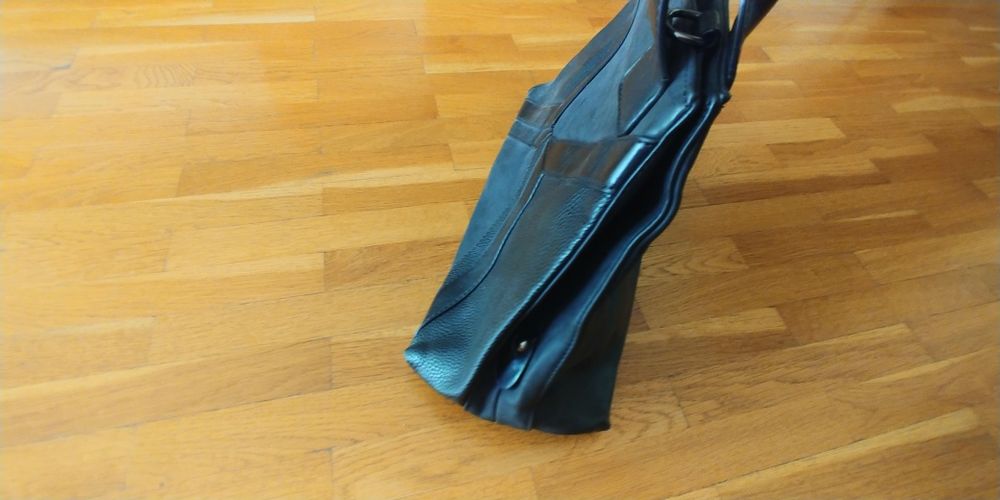 Трапецовидна черна чанта