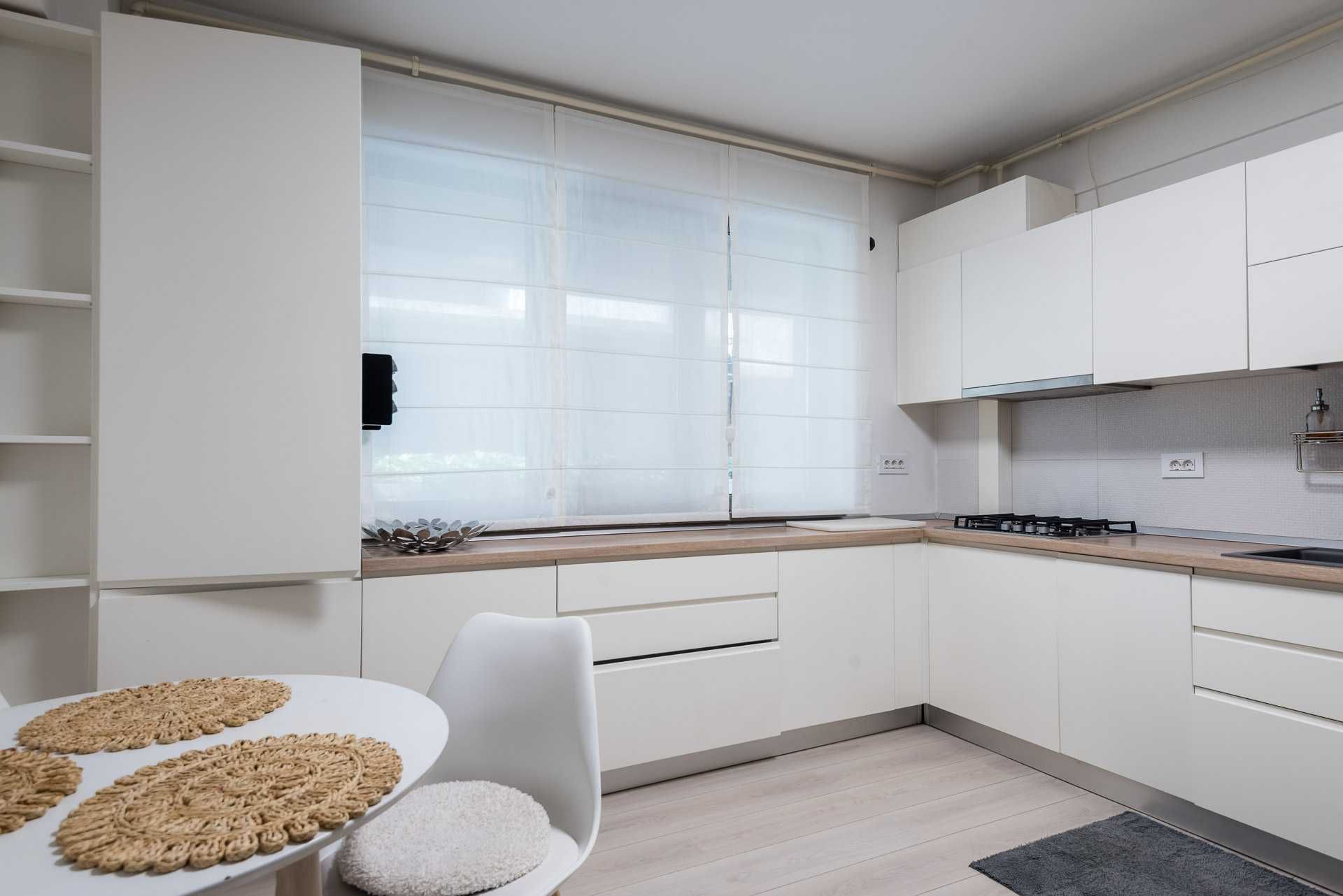 Inchiriez duplex 4 camere+ curte + parcare subterana
