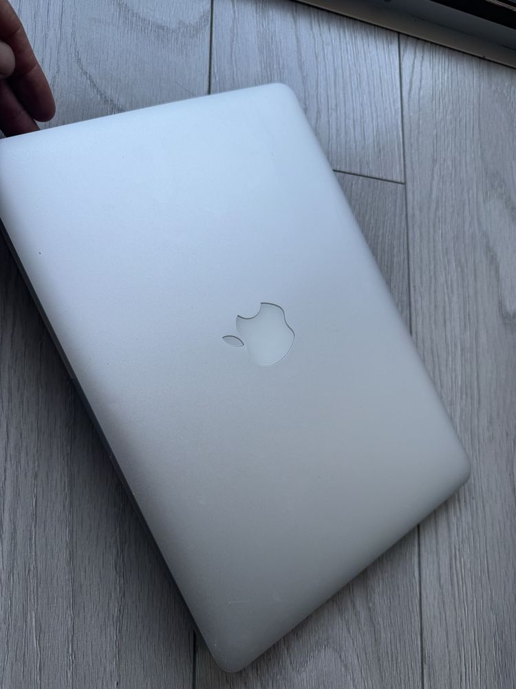 Macbook pro 2015 i5 ssd256 gb