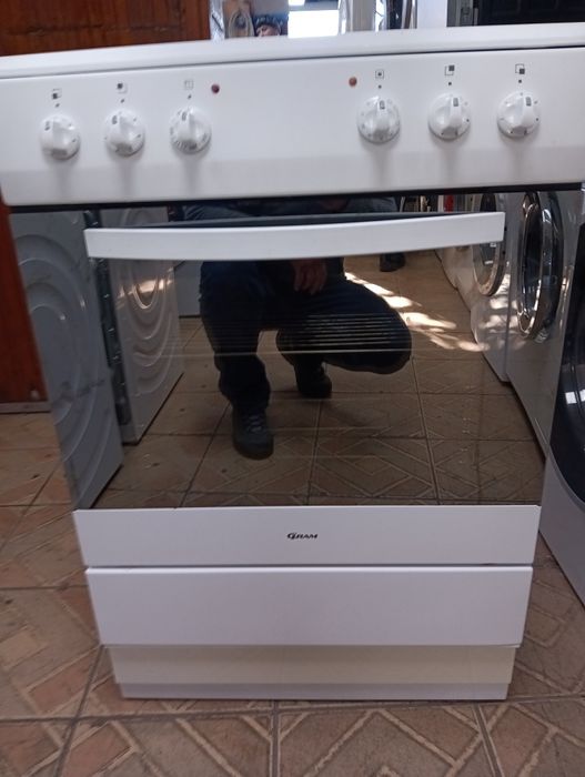 Свободно стояща печка с керамичен плот Gram 2 години гаранция!