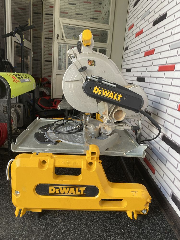 Fierăstrău circular de masă DeWALT DW743K-QS