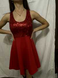Червена ефектна рокля с панделка и пайети