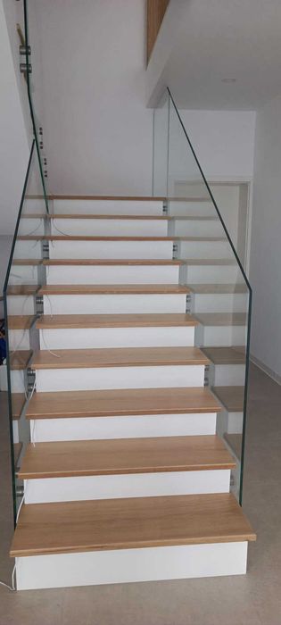 Scari din lemn masiv