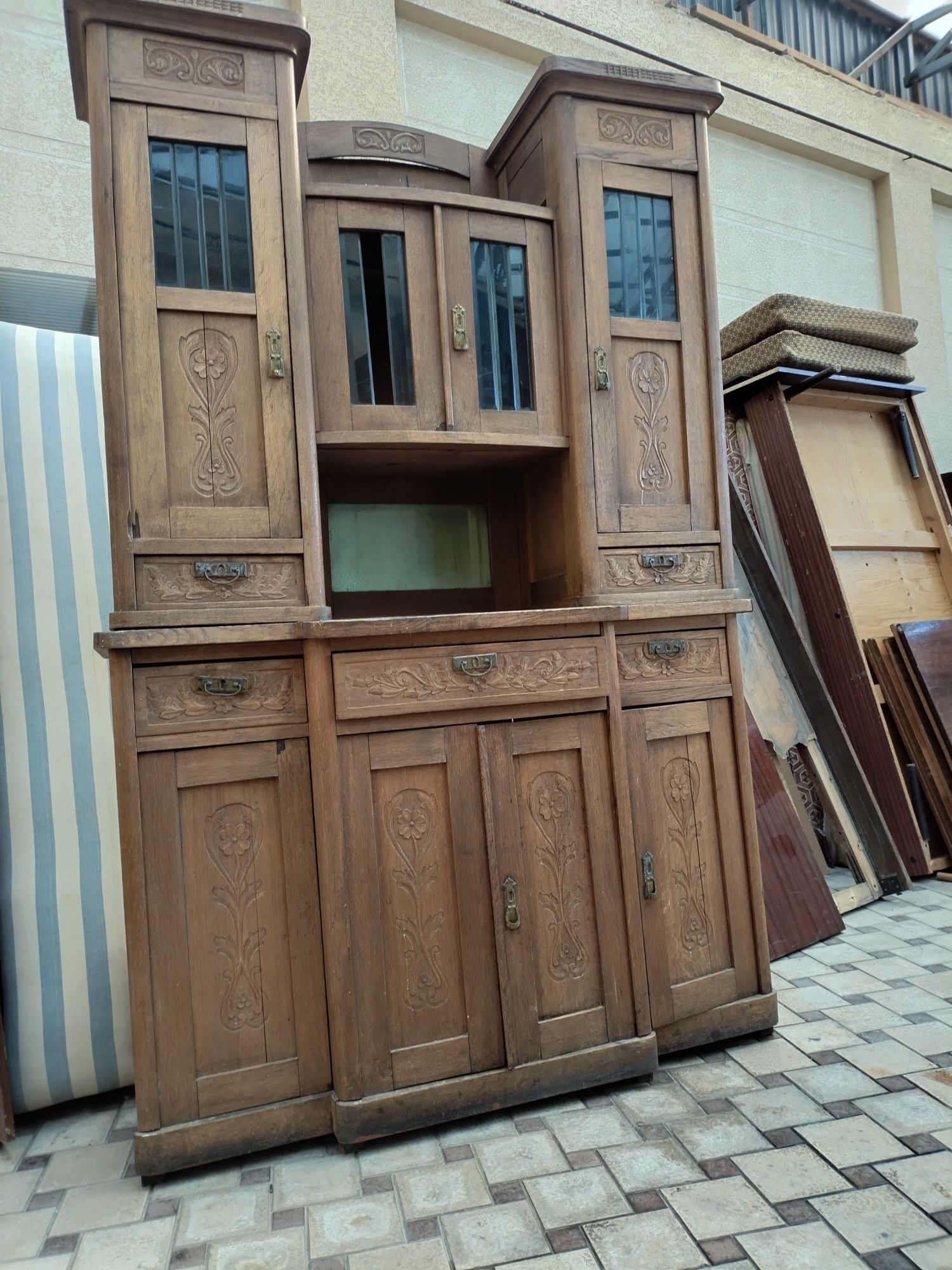 Продаётся антикварный шкаф