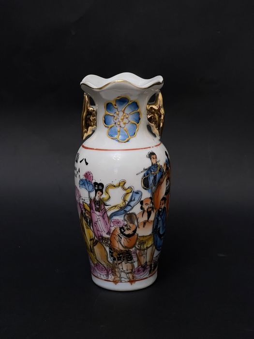 Vaza, veche China. Portelan pictat. Semnata.